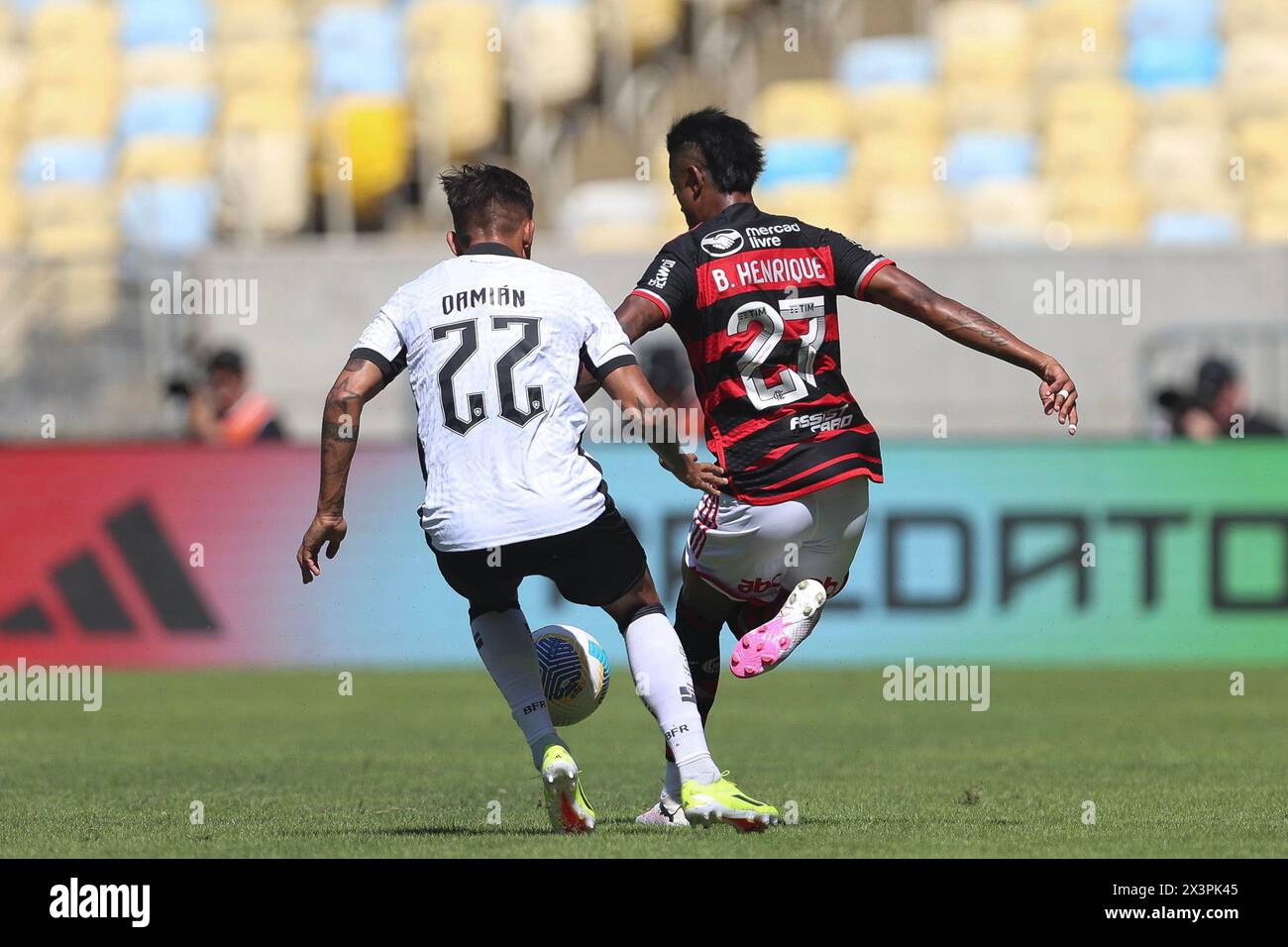 Rio de Janeiro, Brésil. 28 avril 2024. Bruno Henrique de Flamengo se bat pour le ballon de possession avec Damian Suarez de Botafogo, lors du match entre Flamengo et Botafogo, pour la Serie A 2024 brésilienne, au stade Maracana, à Rio de Janeiro le 28 avril. Photo : Daniel Castelo Branco/DiaEsportivo/Alamy Live News crédit : DiaEsportivo/Alamy Live News Banque D'Images