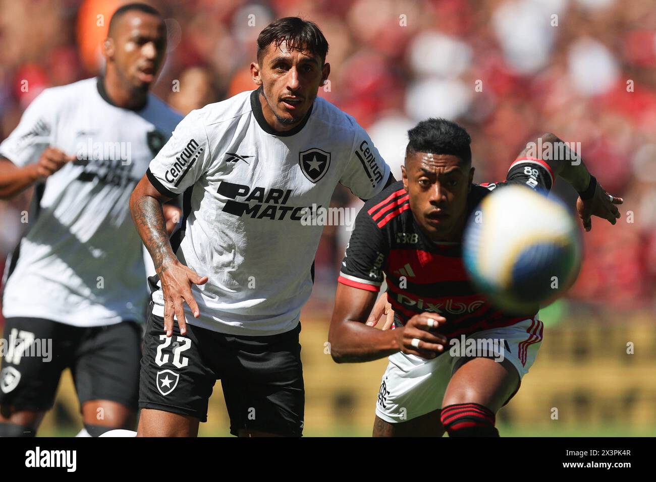 Rio de Janeiro, Brésil. 28 avril 2024. Bruno Henrique de Flamengo se bat pour le ballon de possession avec Damian Suarez de Botafogo, lors du match entre Flamengo et Botafogo, pour la Serie A 2024 brésilienne, au stade Maracana, à Rio de Janeiro le 28 avril. Photo : Daniel Castelo Branco/DiaEsportivo/Alamy Live News crédit : DiaEsportivo/Alamy Live News Banque D'Images