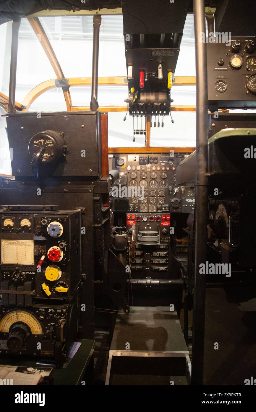Cockpit d'un Avro York un avion de transport civil britannique introduit en 1944. IWM, Duxford, Royaume-Uni Banque D'Images