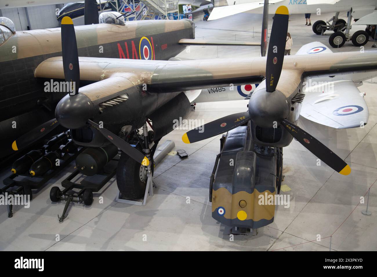 Moteurs d'un Avro Lancaster, KB889 bombardier lourd britannique de la seconde Guerre mondiale. IWM, Duxford, Royaume-Uni Banque D'Images