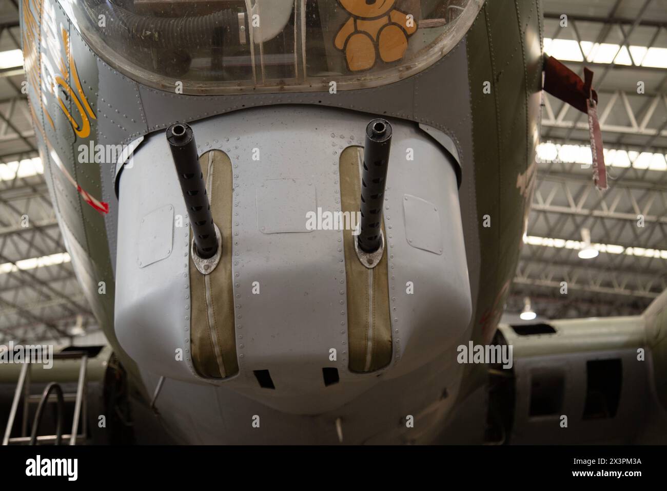 Tourelle de menton sur un Boeing B-17 Flying Fortress, bombardier lourd quadrimoteur américain de la seconde Guerre mondiale. IWM, Duxford, Royaume-Uni Banque D'Images