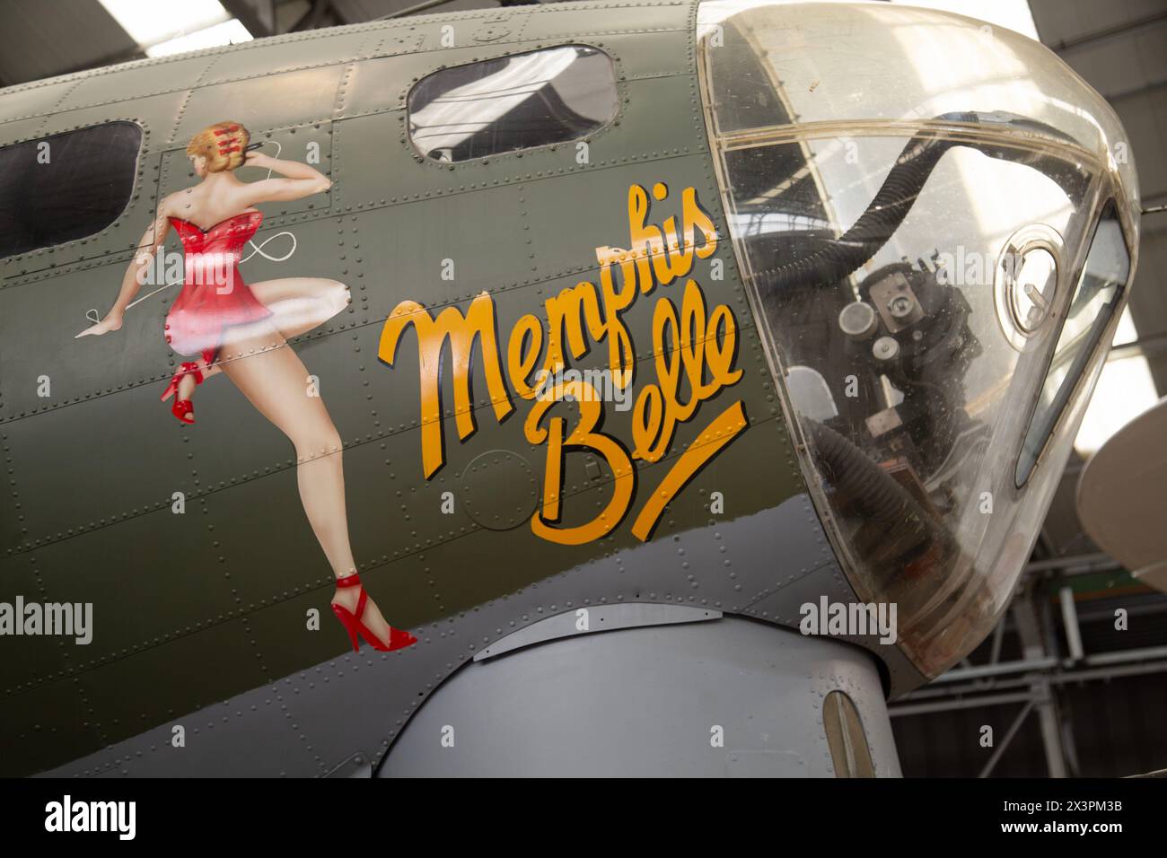 Memphis Bell Nose art du Boeing B-17 Flying Fortress, bombardier lourd quadrimoteur américain de la seconde Guerre mondiale. IWM, Duxford, Royaume-Uni Banque D'Images