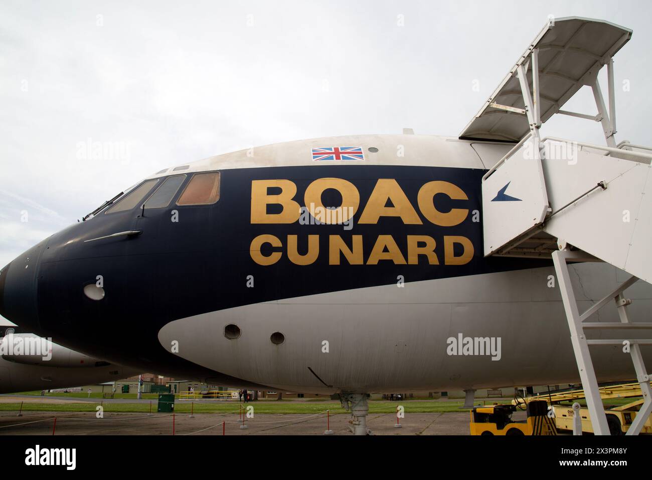 Nez d'un Super VC10 de British Aircraft Corporation, avion de ligne britannique de taille moyenne à corps étroit à long rayon d'action aux couleurs de la BOAC Cunard. IWM, Duxford, Royaume-Uni Banque D'Images