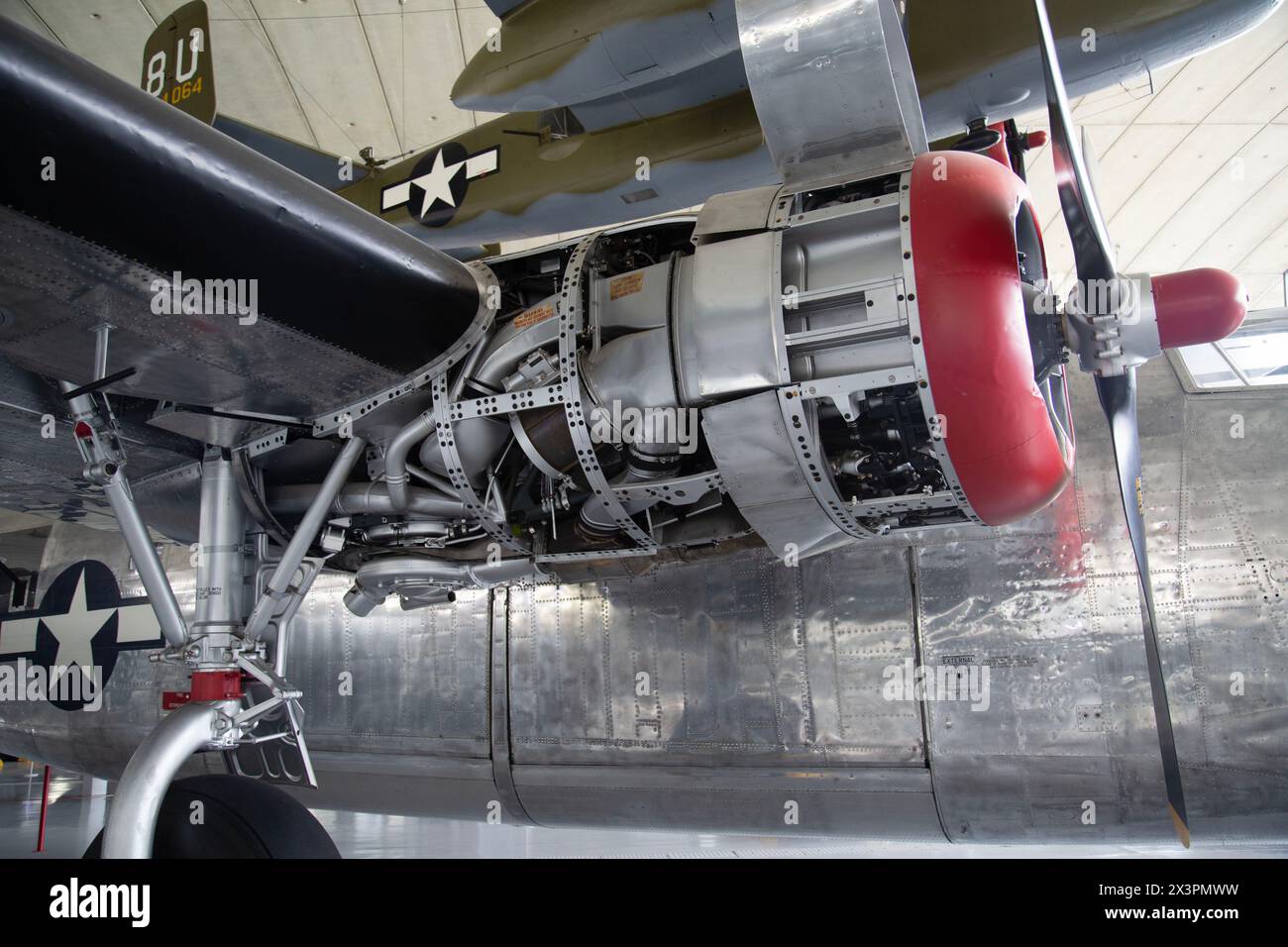 Entretien du moteur sur un Consolidated B-24M Liberator, bombardier lourd américain de la première Guerre mondiale IWM, Duxford. ROYAUME-UNI Banque D'Images