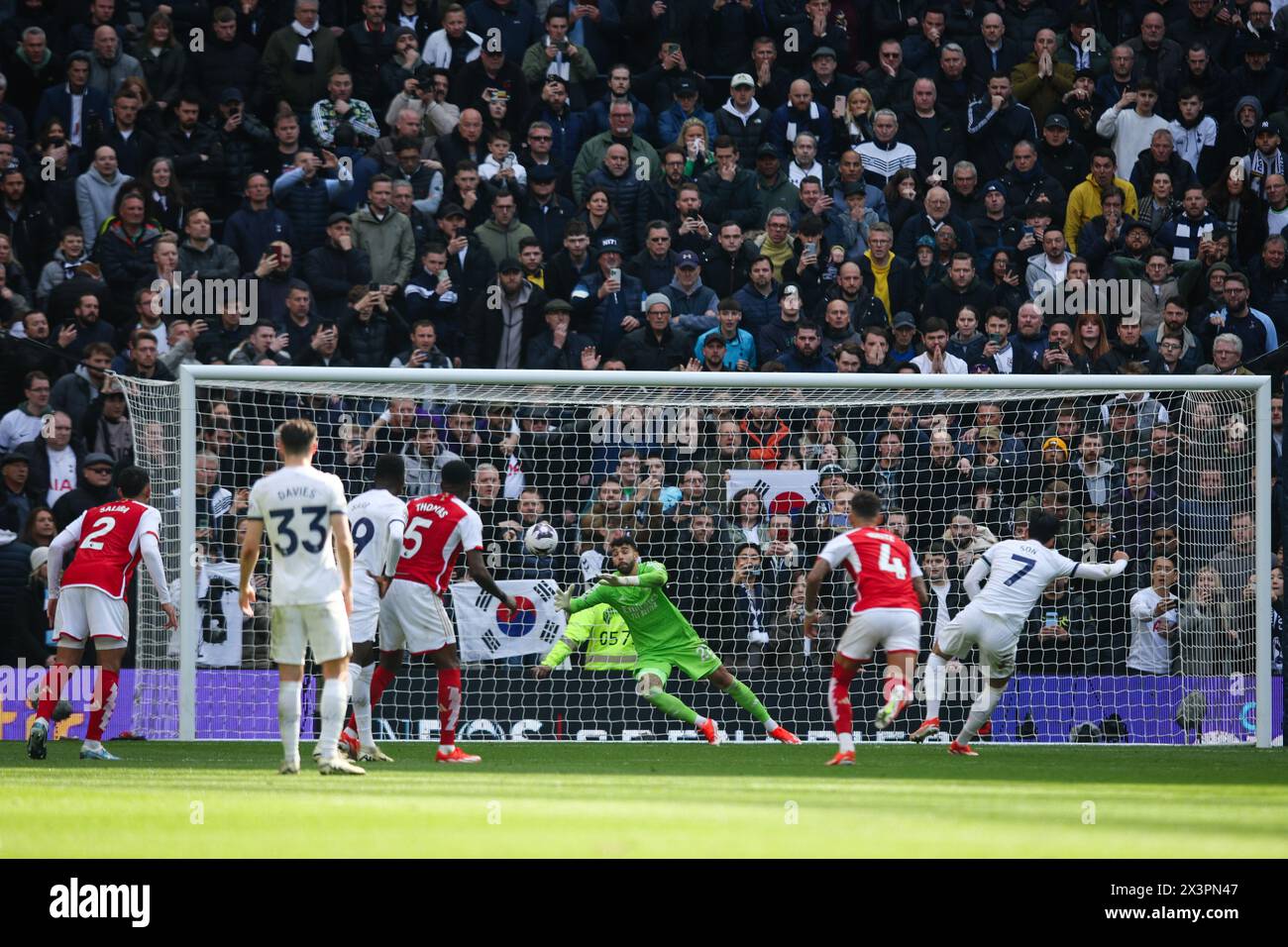 LONDRES, Royaume-Uni - 28 avril 2024 : Heung-min fils de Tottenham Hotspur marque le deuxième but de son équipe devant David Raya d'Arsenal depuis le point de penalty lors du match de premier League entre Tottenham Hotspur FC et Arsenal FC au Tottenham Hotspur Stadium (crédit : Craig Mercer/ Alamy Live News) Banque D'Images