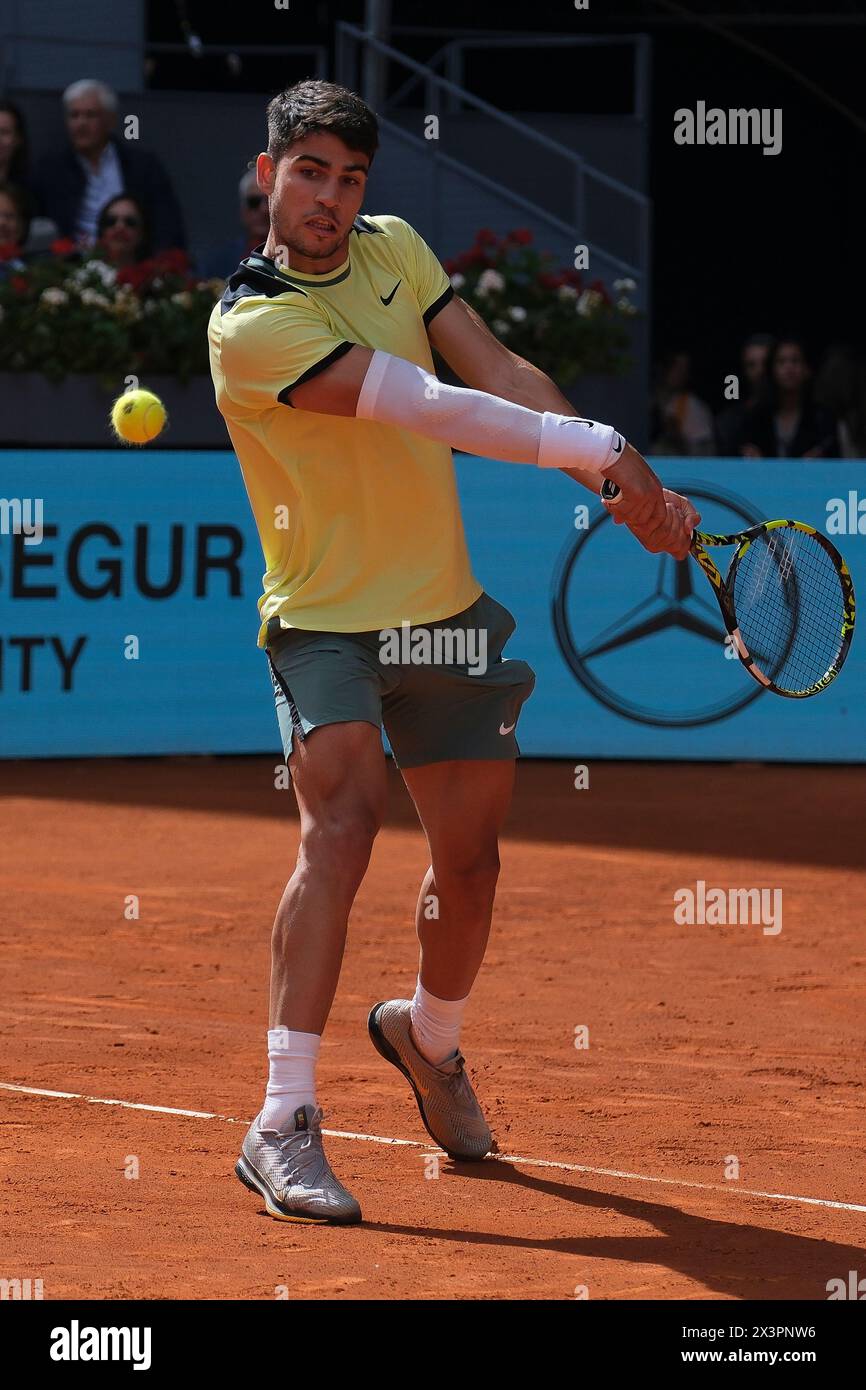 Carlos Alcaraz, d'Espagne, contre Thiago Seyboth dans le match de la ronde en simple masculin de 32 lors de la sixième journée de l'Open Mutua de Madrid à la Caja Magica Banque D'Images