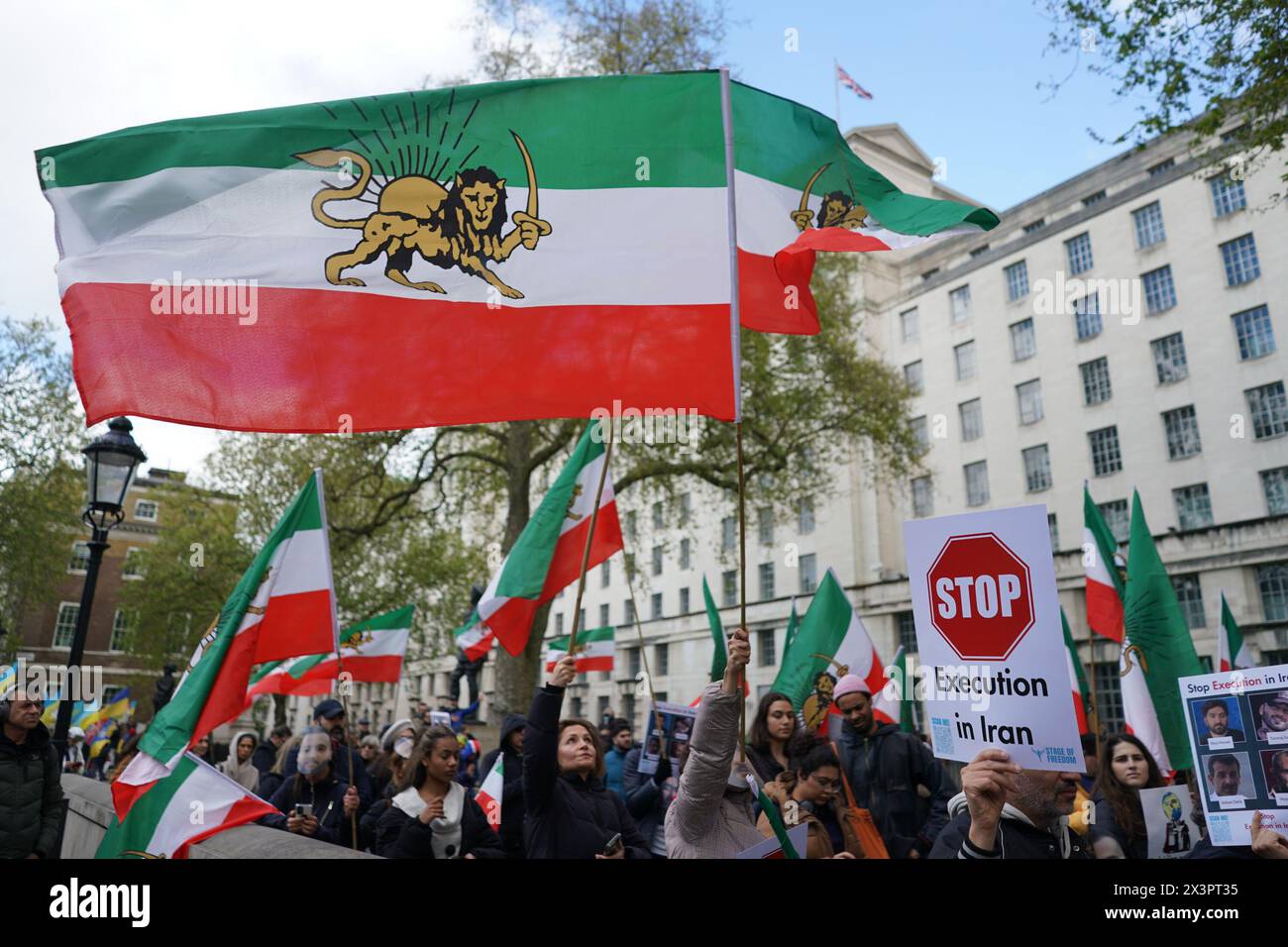 Des gens prennent part à une manifestation en face de Downing Street, à Whitehall, Londres, contre la condamnation à mort du rappeur iranien Toomaj Salehi en Iran pour son soutien au mouvement Woman, Life, Freedom. Date de la photo : dimanche 28 avril 2024. Banque D'Images