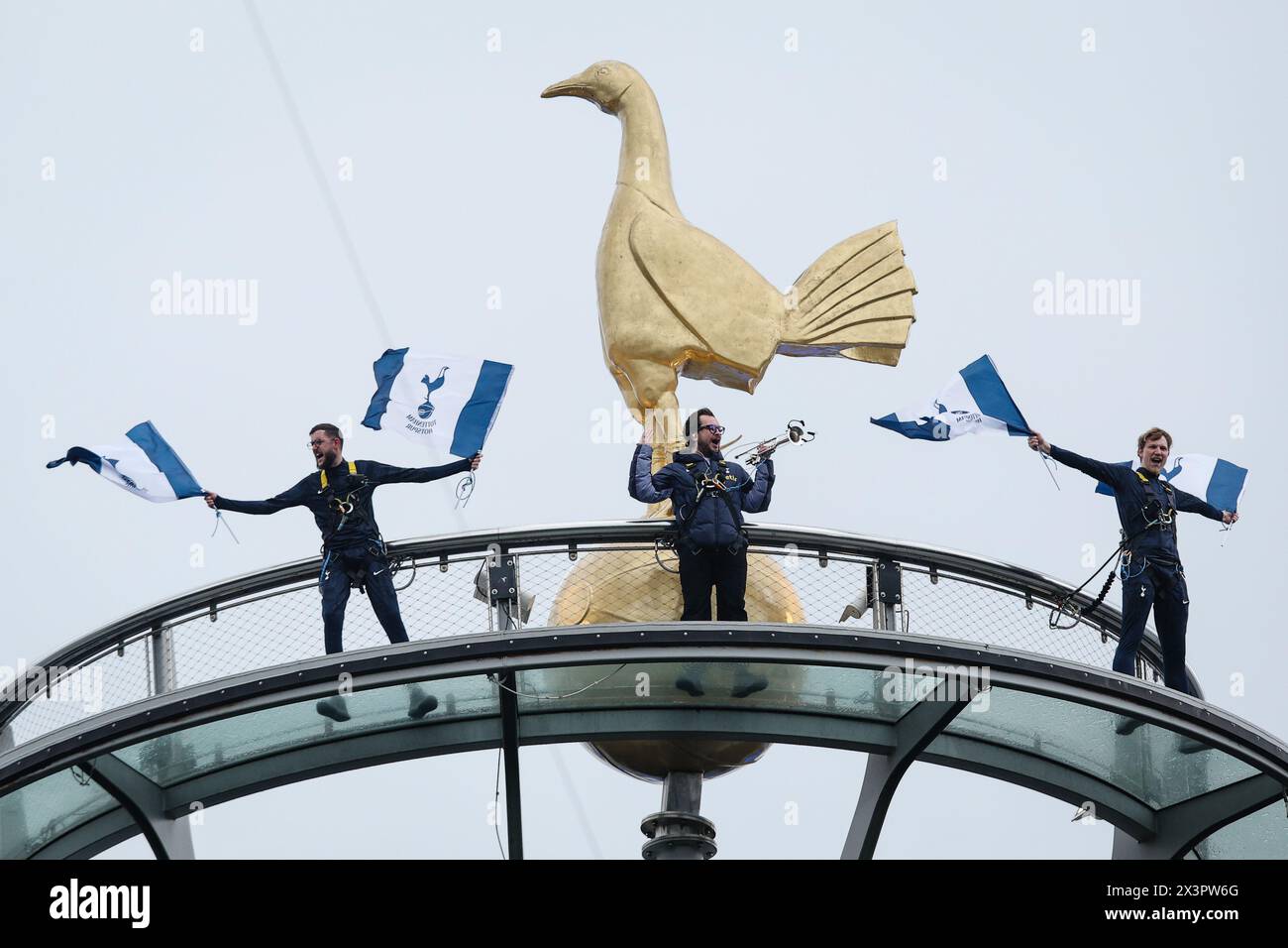 LONDRES, Royaume-Uni - 28 avril 2024 : un trompettiste joue depuis le toit du stade avant le match de premier League entre Tottenham Hotspur FC et Arsenal FC au Tottenham Hotspur Stadium (crédit : Craig Mercer/ Alamy Live News) Banque D'Images