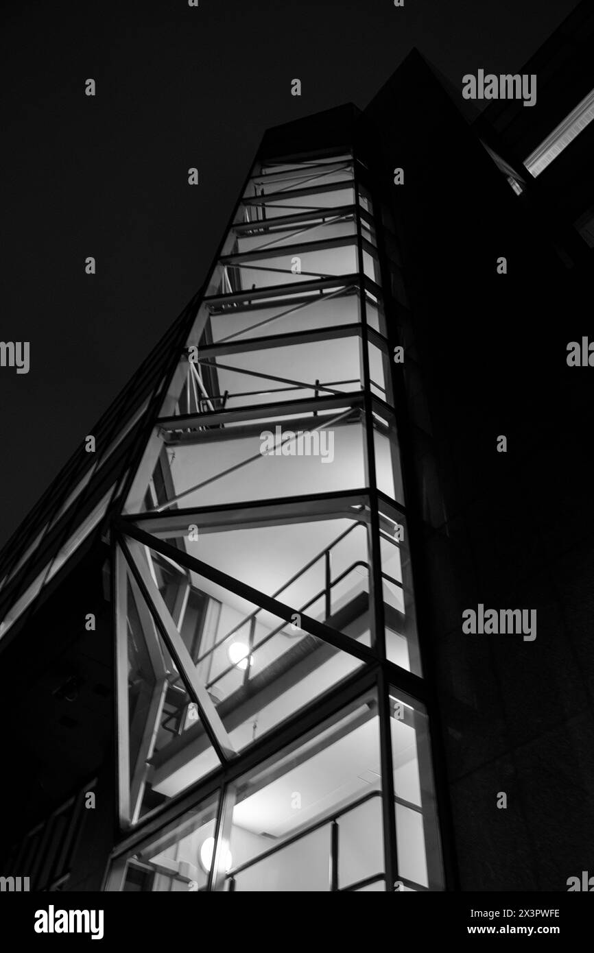 Photo de nuit en noir et blanc d'un coin d'un immeuble à Glasgow. Banque D'Images