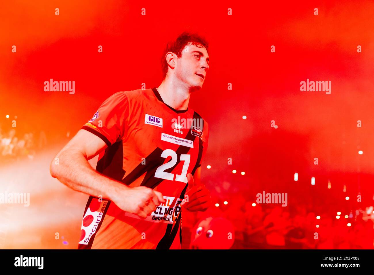 Berlin, Allemagne. 28 avril 2024. Volley-ball, hommes : Bundesliga, Berlin Volleys - VfB Friedrichshafen Championnat round, finale, Journée 5, Max-Schmeling-Halle. Berlin Tobias Krick court dans le hall. Crédit : Christoph Soeder/dpa/Alamy Live News Banque D'Images