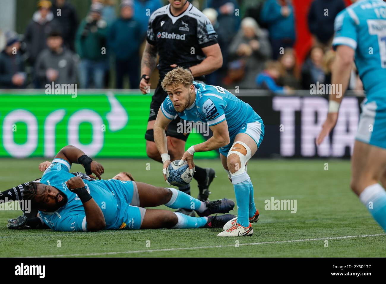 Newcastle, GbR. 28 avril 2024. Gus Warr de Sale Sharks passe lors du Gallagher Premiership match entre Newcastle Falcons et Sale Sharks à Kingston Park, Newcastle le dimanche 28 avril 2024. (Photo : Chris Lishman | mi News) crédit : MI News & Sport /Alamy Live News Banque D'Images