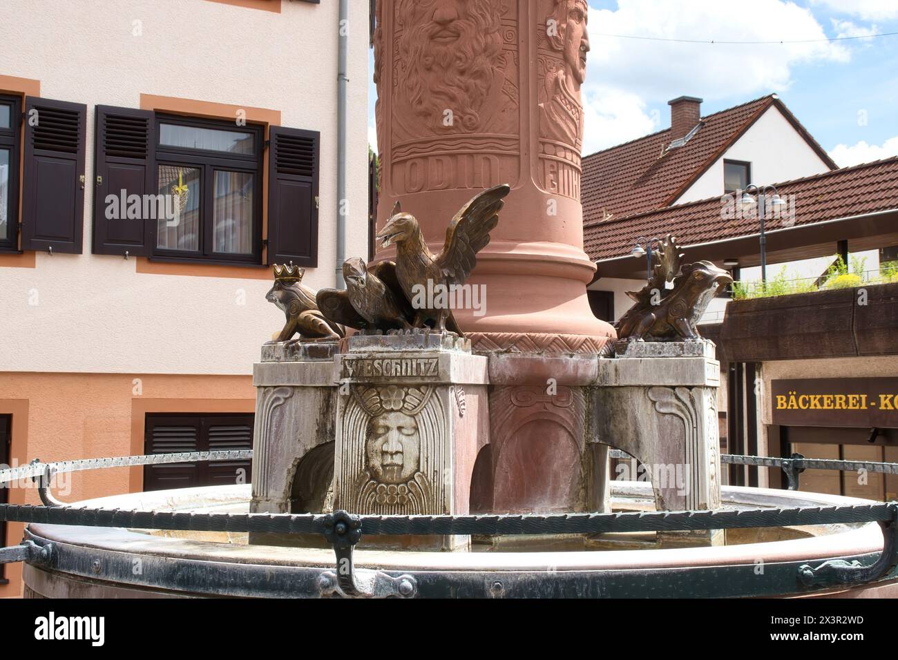 Weinheim, Allemagne - 19 mai 2021:base d'une statue dans une rue de Weinheim, Allemagne avec une boulangerie en arrière-plan. Banque D'Images