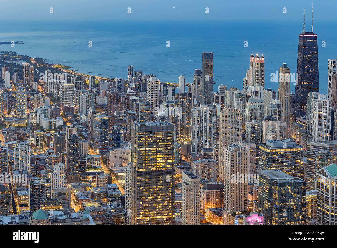 Vue aérienne au coucher du soleil du paysage du centre-ville depuis la Willis Tower à Chicago Banque D'Images