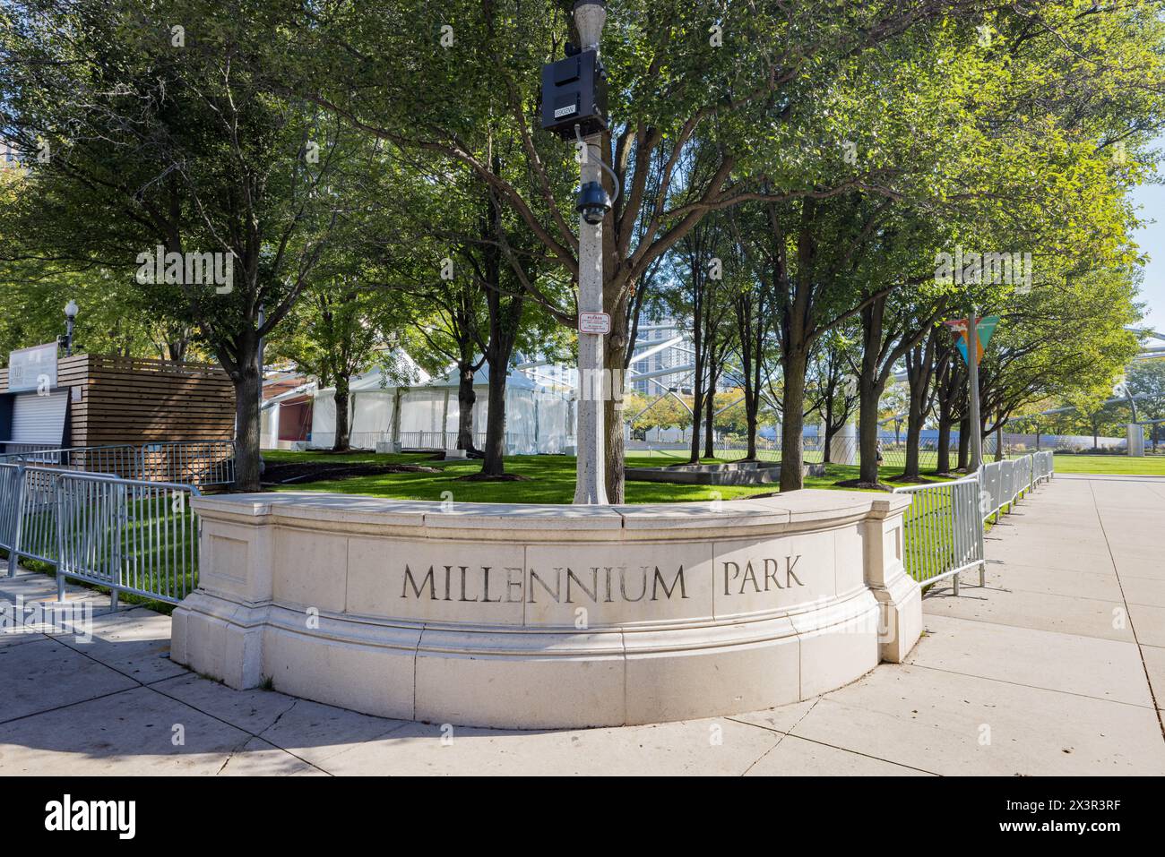 Chicago, OCT 3 2023 - vue ensoleillée du panneau de Millennium Park Banque D'Images