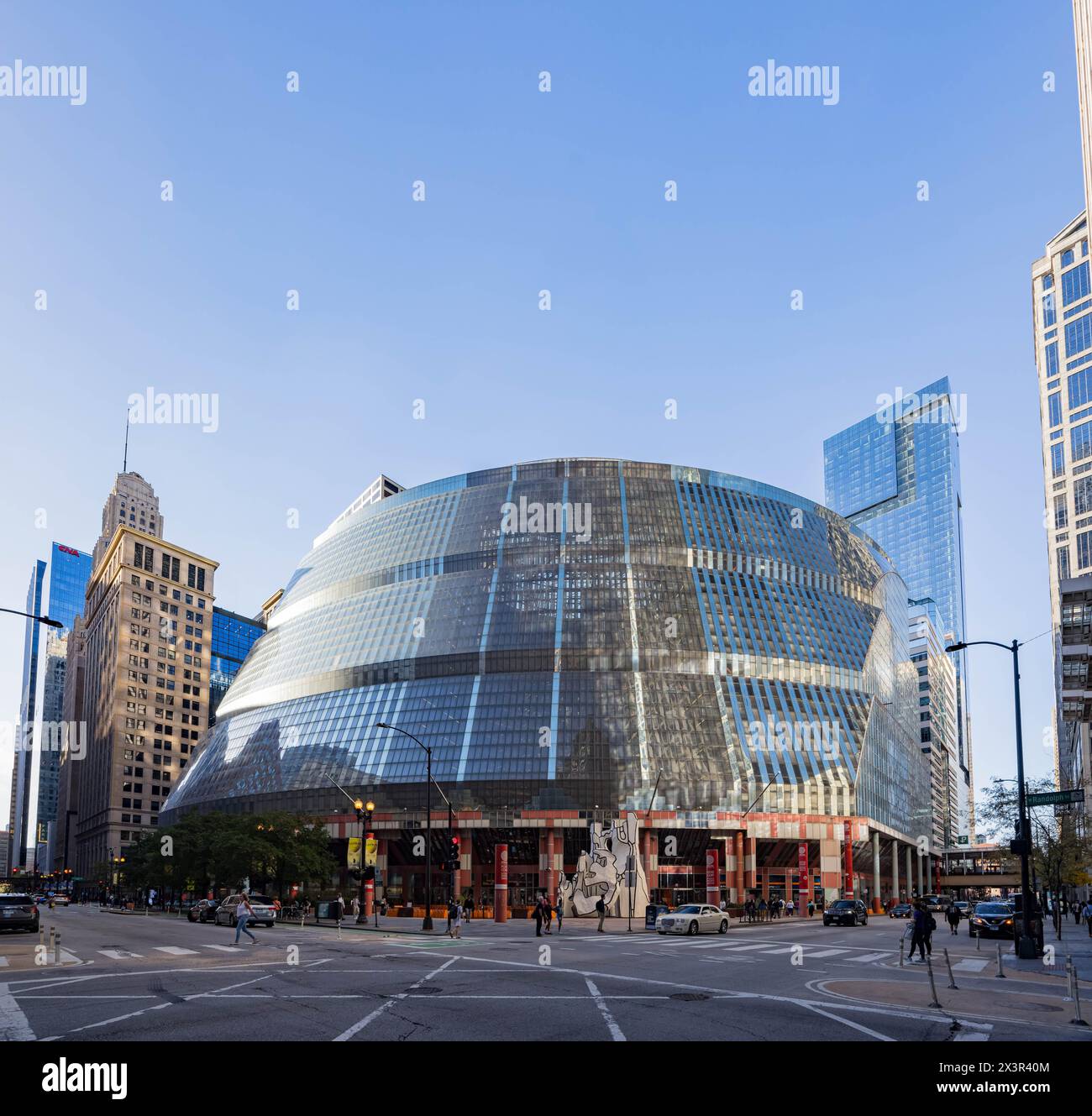 Chicago, OCT 3 2023 - vue extérieure ensoleillée de l'Atrium Mall Banque D'Images