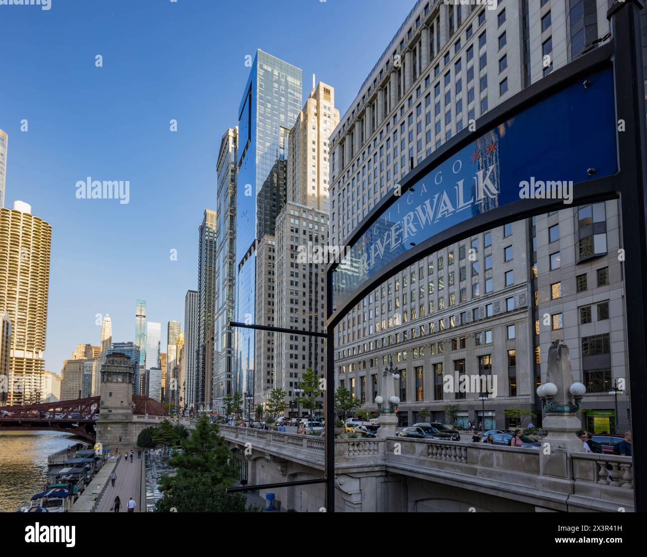 Chicago, OCT 3 2023 - vue extérieure ensoleillée du panneau Chicago Riverwalk Banque D'Images