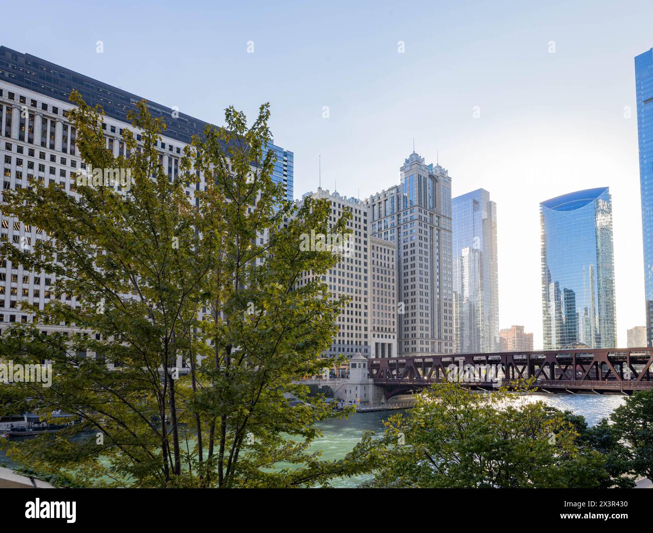 Chicago, OCT 3 2023 - vue extérieure ensoleillée du pont de Wells Street Banque D'Images