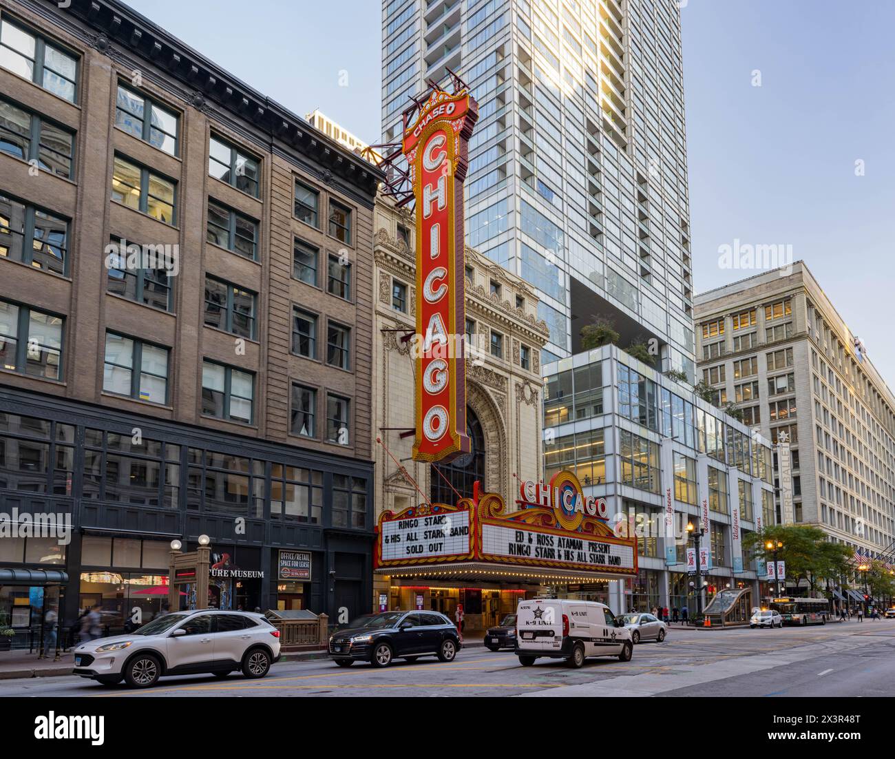Chicago, OCT 3 2023 - vue extérieure ensoleillée du Chicago Theatre Banque D'Images