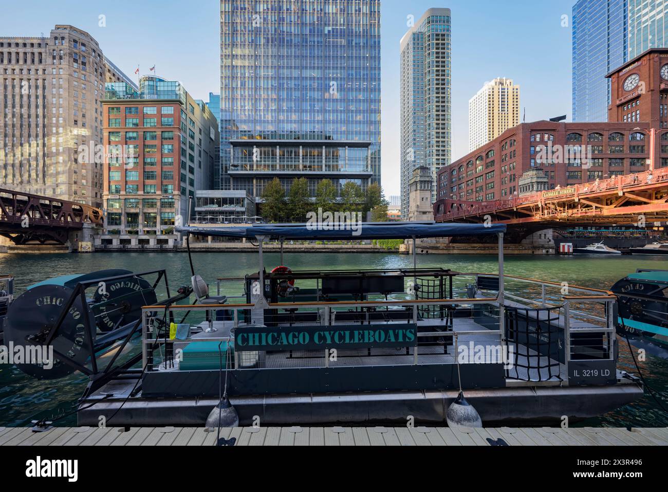 Chicago, OCT 3 2023 - vue extérieure ensoleillée d'un Cycleboat de Chicago Banque D'Images