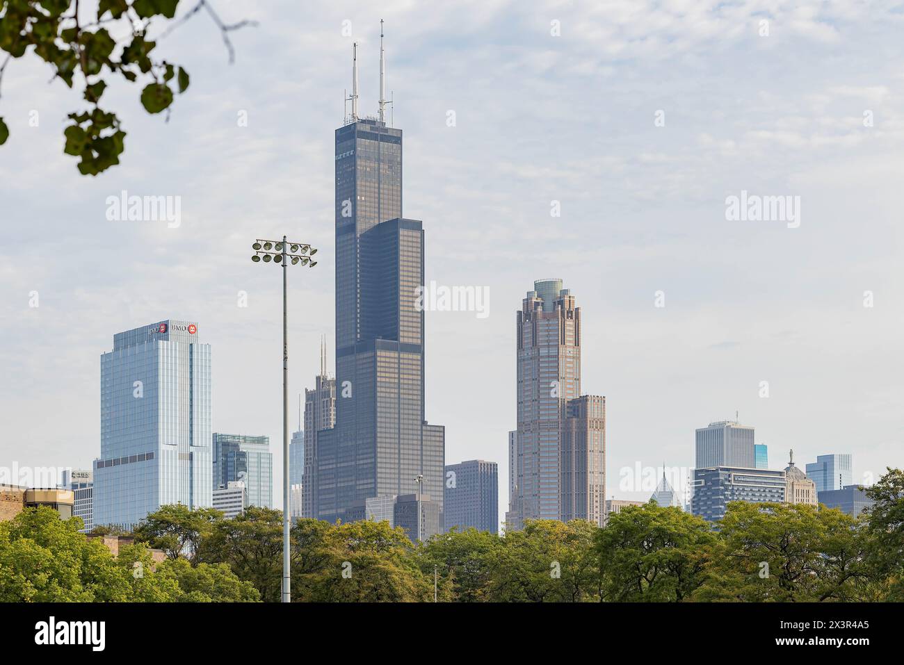 Chicago, OCT 4 2023 - vue dégagée sur les gratte-ciel du centre-ville depuis l'Université de l'Illinois Chicago Banque D'Images