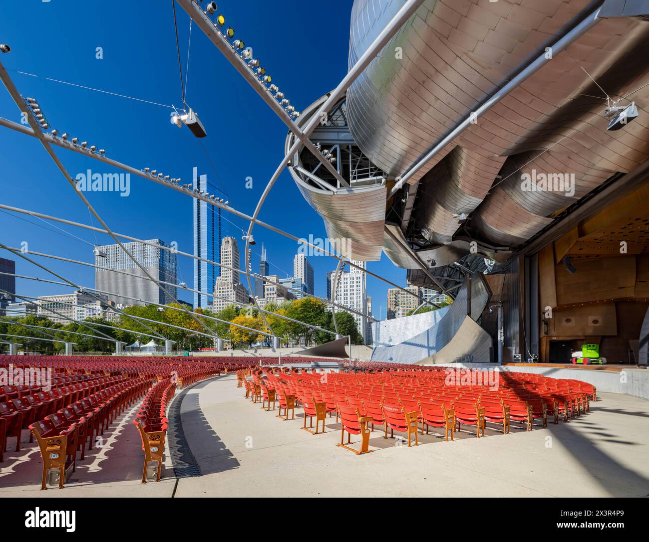 Chicago, OCT 3 2023 - vue ensoleillée du pavillon Jay Pritzker au Millennium Park Banque D'Images