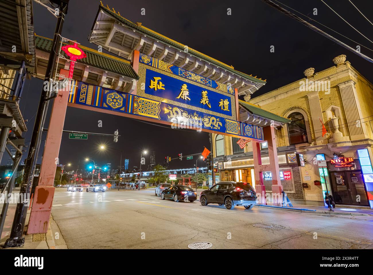 Chicago, OCT 4 2023 - vue nocturne du paysage urbain autour de Chinatown Banque D'Images