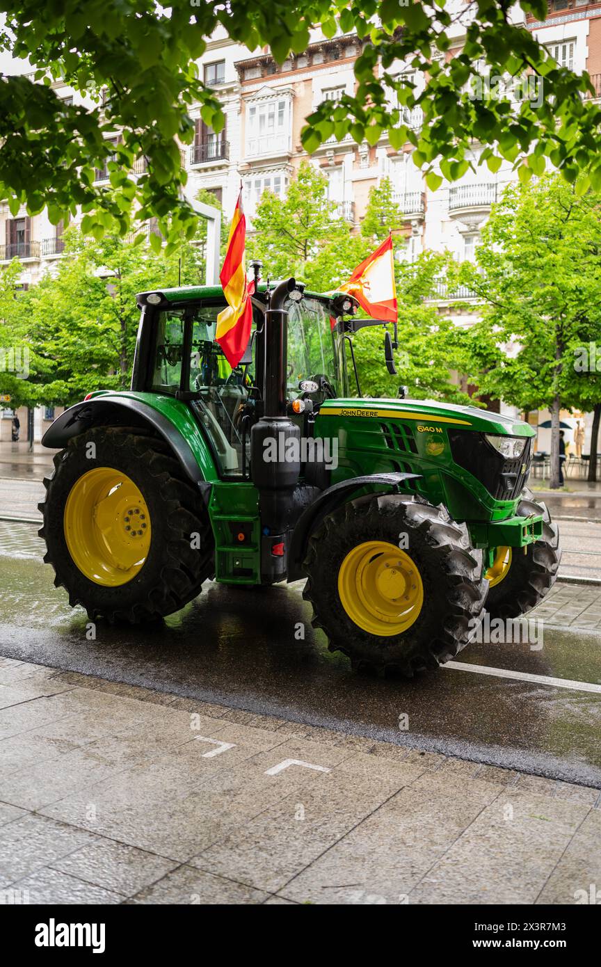 Une nouvelle manifestation traverse Saragosse pour réclamer des solutions pour la survie du secteur agricole Banque D'Images