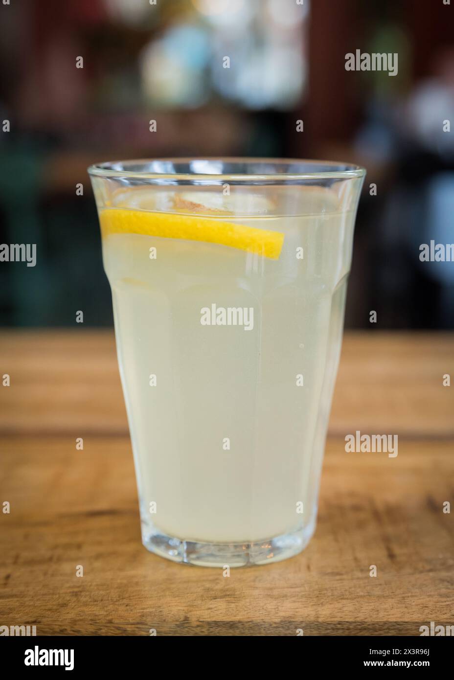 Limonade fraîche maison dans un verre sur une table en bois dans un café restaurant Banque D'Images