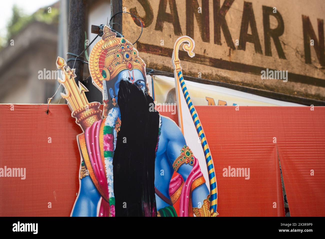 Guwahati, Assam, Inde. 28 avril 2024. Une affiche représentant Lord Ram, qui a défiguré avec de la peinture noire par des mécréants non identifiés le 28 avril 2024 à Guwahati, Assam. Inde. Une affiche de Lord Ram, mise en place par l'établissement du Ram Mandir, a été vandalisée avec de la peinture noire, bouleversant de nombreux dévots et spectateurs. Crédit : David Talukdar/Alamy Live News crédit : David Talukdar/Alamy Live News Banque D'Images
