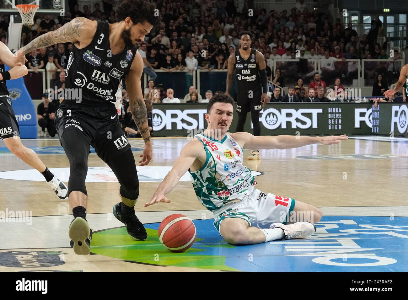 Trente, Italie. 28 avril 2024. Lorenzo Saccaggi d'Estra Pistoia attrape le ballon pendant le match entre Dolomiti Energia Trentino et Estra Pistoia, 29e jours de saison régulière du Championnat d'Italie A1 de basket-ball 2023/2024 à il T Quotidiano Arena le 28 avril 2024, trente, Italie. Crédit : Roberto Tommasini/Alamy Live News Banque D'Images