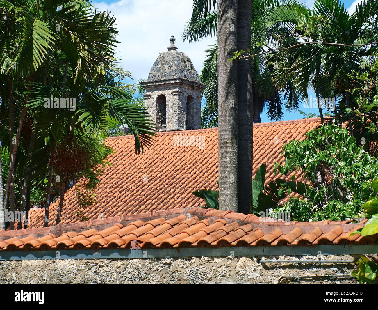 Miami, Floride, États-Unis - 6 avril 2024 : Église congrégationnelle de Plymouth à Coconut Grove. Bâtiment achevé en 1917. Banque D'Images
