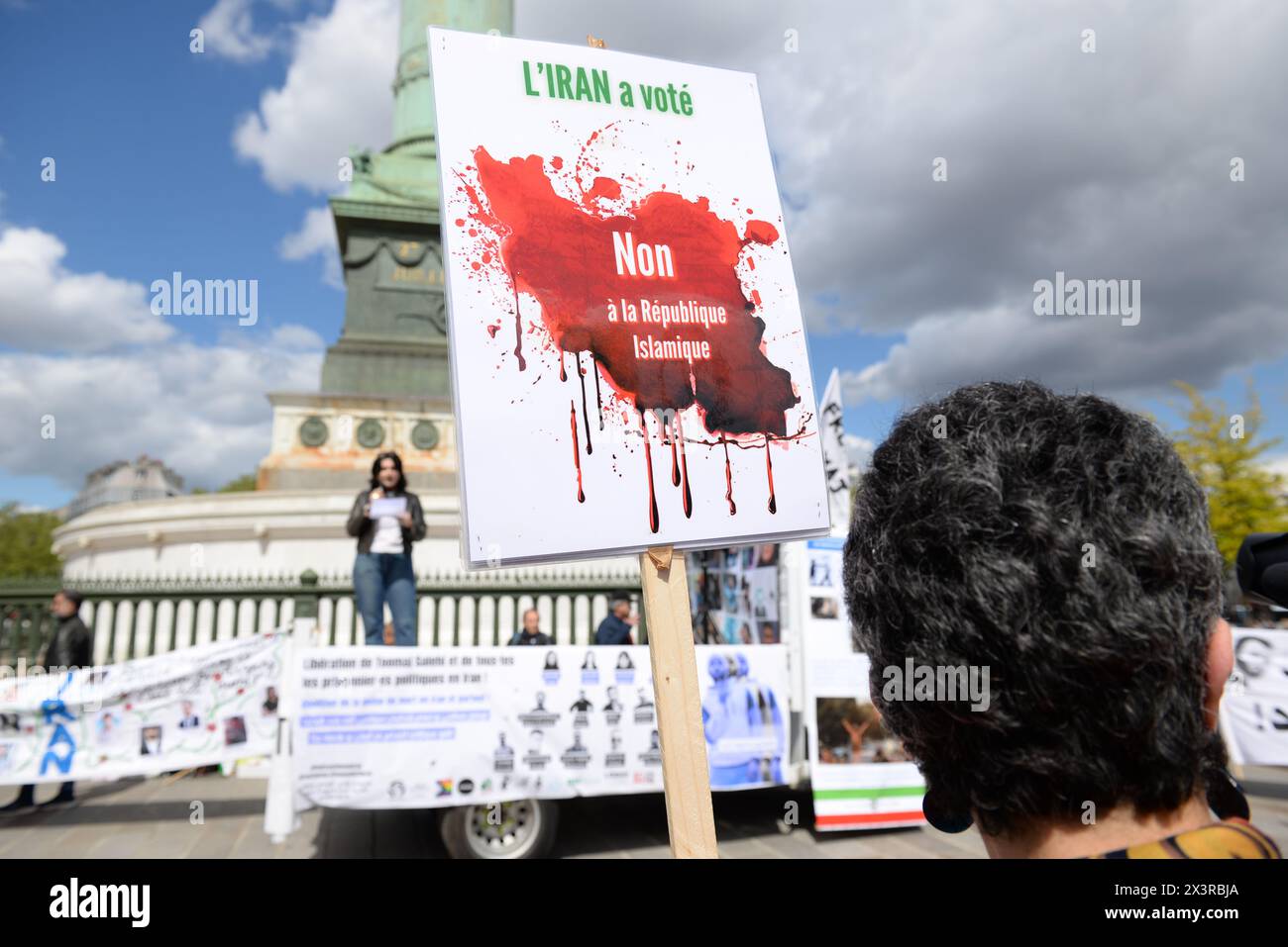 un grand rassemblement a eu lieu à Paris, pour demander la libération du rappeur Toomaj Salehi condamné à mort par le régime des mollahs iraniens Banque D'Images