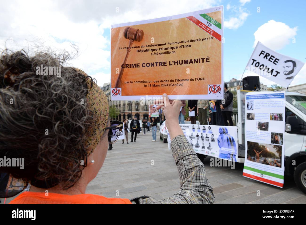 un grand rassemblement a eu lieu à Paris, pour demander la libération du rappeur Toomaj Salehi condamné à mort par le régime des mollahs iraniens Banque D'Images