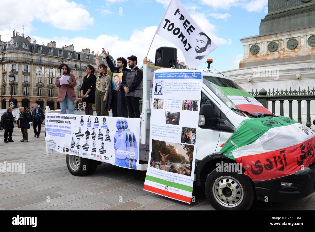 un grand rassemblement a eu lieu à Paris, pour demander la libération du rappeur Toomaj Salehi condamné à mort par le régime des mollahs iraniens Banque D'Images