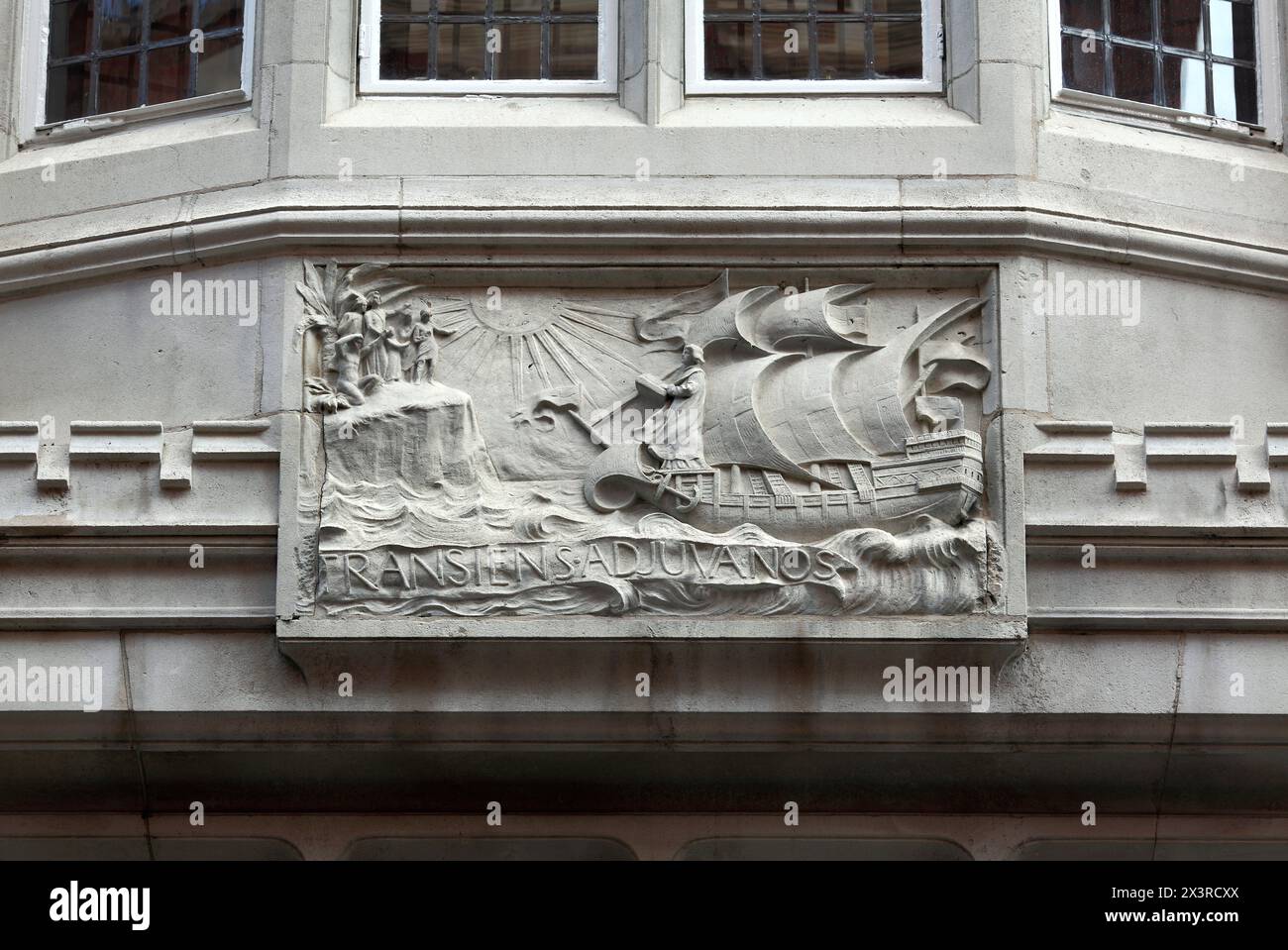 Bas relief au-dessus de l'entrée de l'ancien siège de la Society for the propagation of the Gospel in Foreign parts, Tufton Street, Londres. Banque D'Images