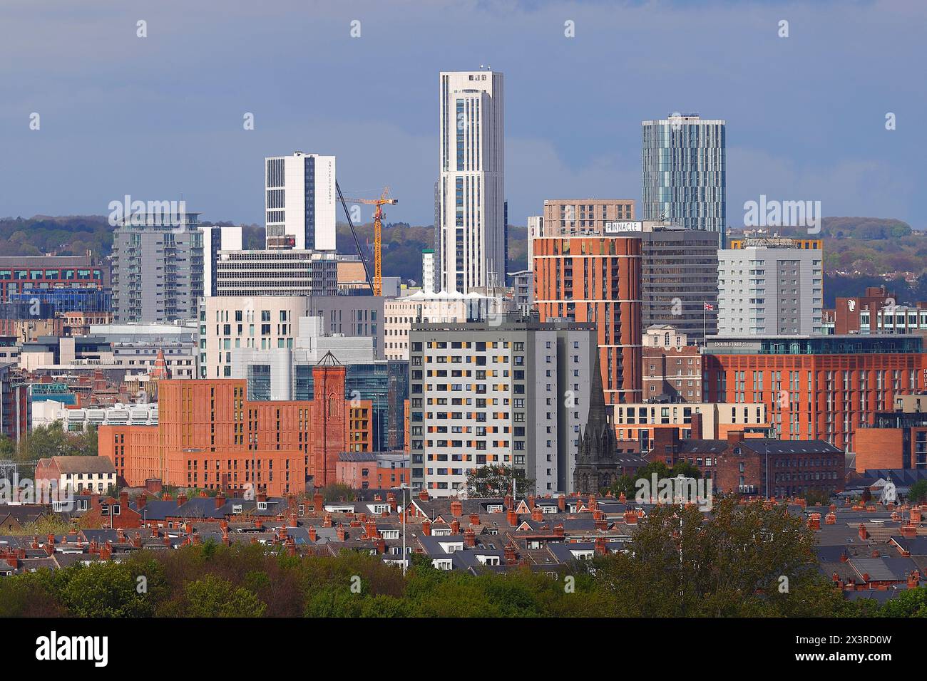 Une vue lointaine de l'horizon du centre-ville de Leeds, West Yorkshire, Royaume-Uni Banque D'Images