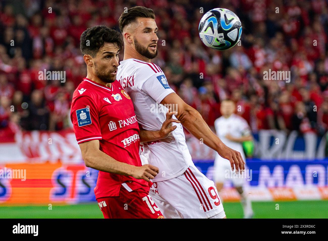 Lodz, Pologne. 27 avril 2024. Juan Ibiza (à gauche) de Widzew et Lukasz Zwolinski (à droite) de Rakow sont vus en action lors du match de la Ligue polonaise PKO Ekstraklasa entre Widzew Lodz et Rakow Czestochowa au stade municipal de Widzew Lodz. Crédit : Mikołaj Barbanell/Alamy Live News Banque D'Images