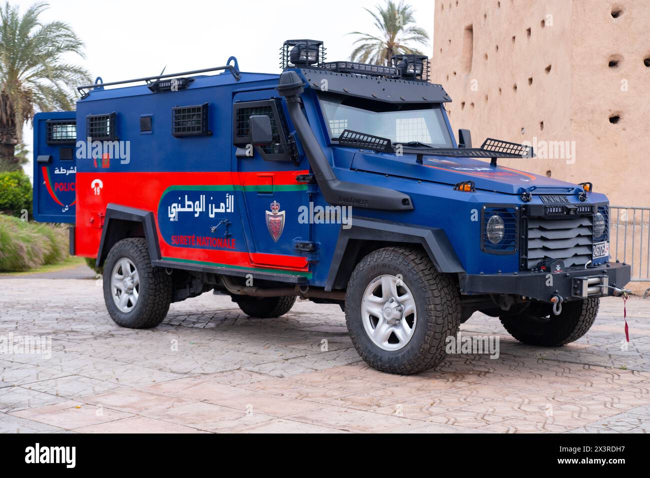 Voiture de police dans les rues de Marrakech, sécurité publique à Marrakech, service communautaire, la loi et l'ordre maintient nos communautés en sécurité, Marrakech, Maroc - Janu Banque D'Images