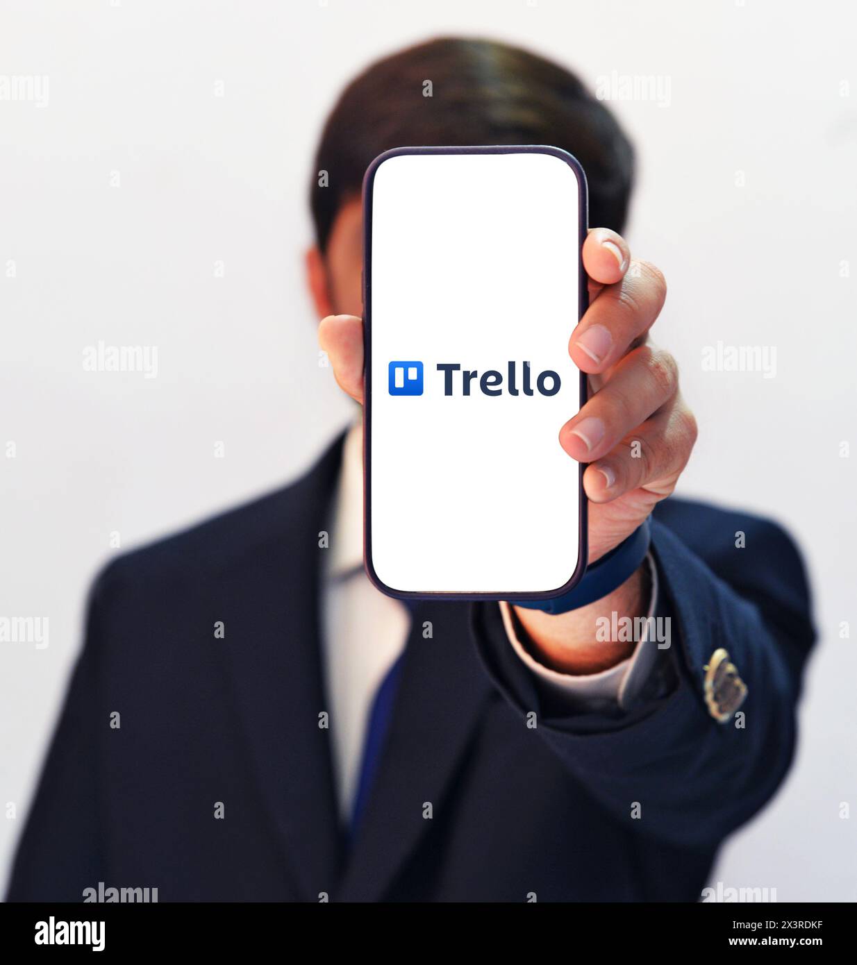 Application mobile de Trello montré par une personne appropriée, l'application est utilisé pour gérer la tâche et l'équipe ou l'organisation. Toile de fond éditoriale Banque D'Images
