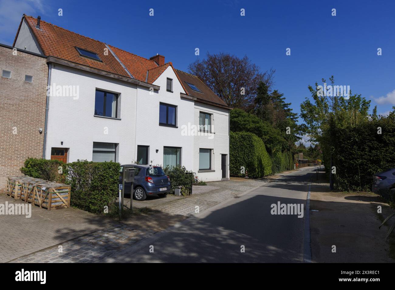 Sint Martens Latem, Belgique. 28 avril 2024. Un corps, peut-être d’une femme disparue depuis 30 ans, a été découvert samedi 27 avril, lors de travaux de rénovation, dans le jardin d’une maison de la Kerkstraat à Sint-Martens-Latem, dimanche 28 avril 2024. Annie de Poortere, 48 ans, qui vivait dans la maison quand elle a disparu, a disparu en 1994. BELGA PHOTO NICOLAS MAETERLINCK crédit : Belga News Agency/Alamy Live News Banque D'Images