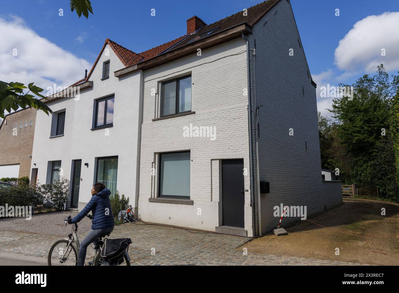 Sint Martens Latem, Belgique. 28 avril 2024. Un corps, peut-être d’une femme disparue depuis 30 ans, a été découvert samedi 27 avril, lors de travaux de rénovation, dans le jardin d’une maison de la Kerkstraat à Sint-Martens-Latem, dimanche 28 avril 2024. Annie de Poortere, 48 ans, qui vivait dans la maison quand elle a disparu, a disparu en 1994. BELGA PHOTO NICOLAS MAETERLINCK crédit : Belga News Agency/Alamy Live News Banque D'Images