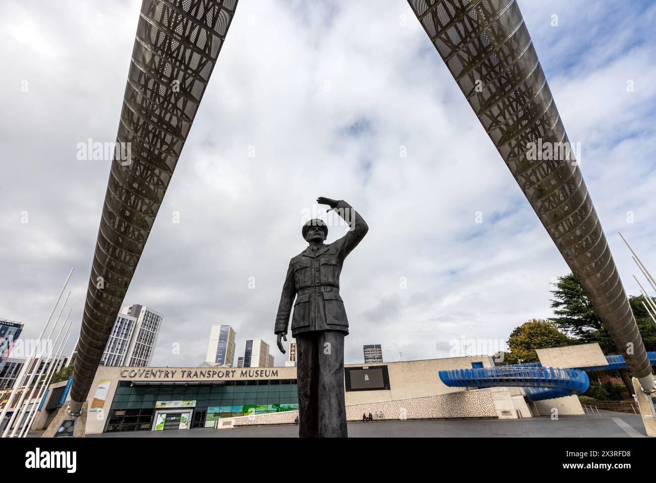 La statue de Sir Frank Whittle devant le Coventry transport Museum Banque D'Images