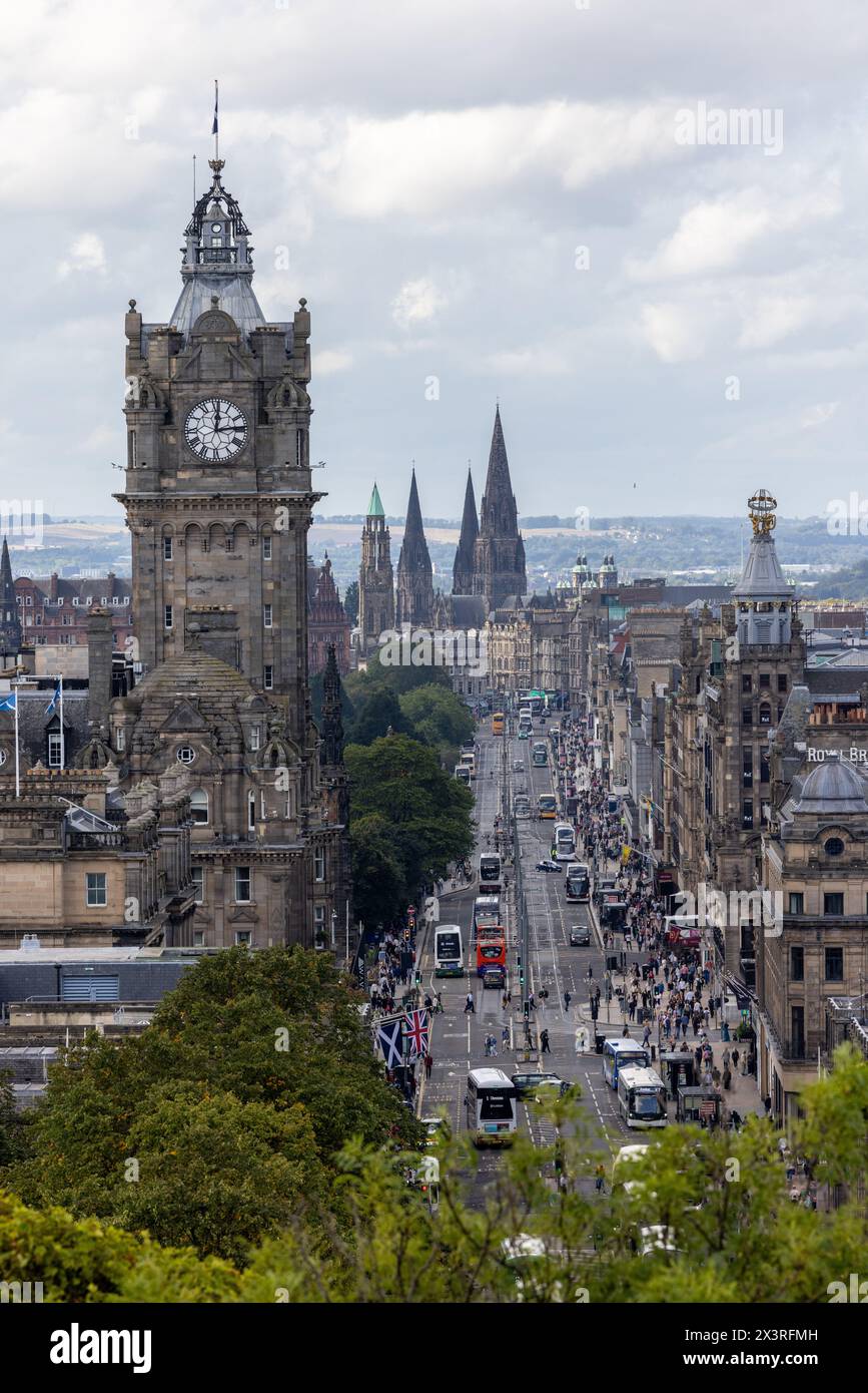 Princes Street, Édimbourg, avec la tour de l'horloge de l'Hôtel Balmoral en évidence Banque D'Images