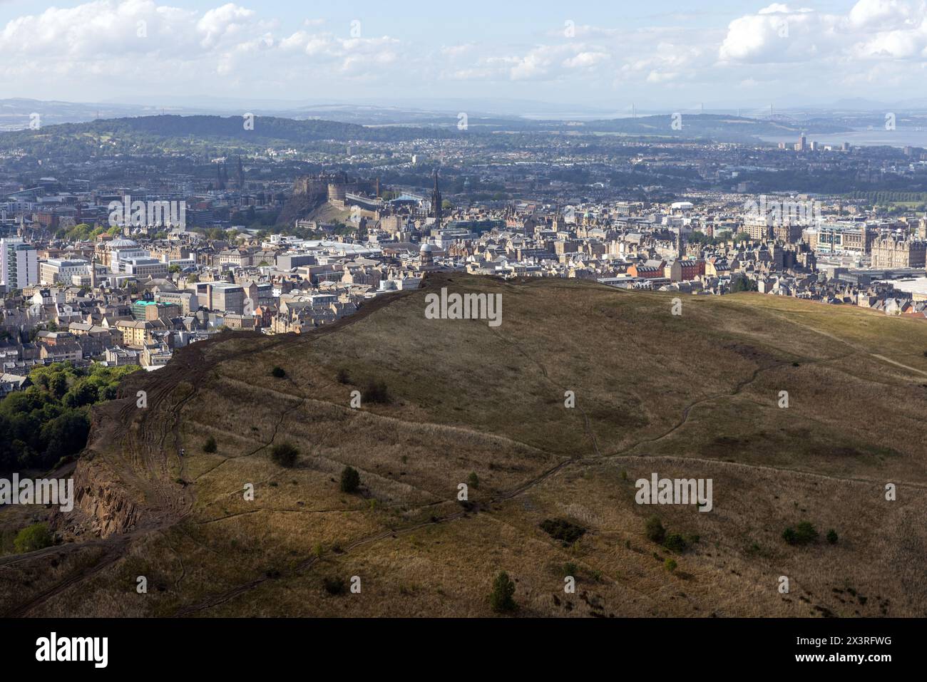 Édimbourg, vue depuis Arthur's Seat, avec le château d'Édimbourg bien en vue au centre gauche Banque D'Images