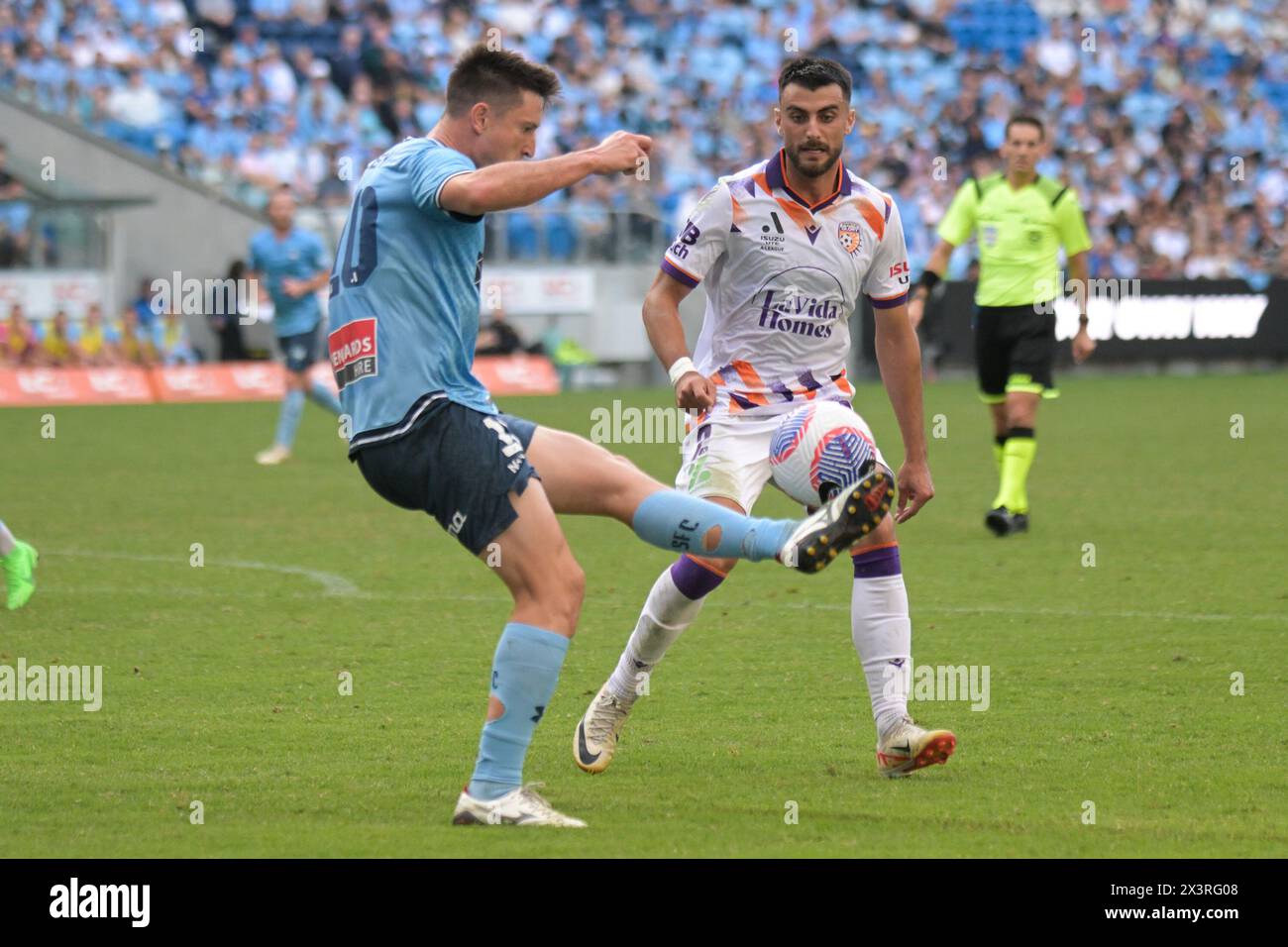 Sydney, Australie. 28 avril 2024. Joseph Lolley (à gauche) du Sydney FC et John Koutroumbis (à droite) du Perth Glory FC vus en action lors du match Isuzu UTE A-League 2023-24 saison round 26 entre le Sydney FC et le Perth Glory FC tenu au stade Allianz. Score final ; Sydney FC 7 : 1 Perth Glory FC. Crédit : SOPA images Limited/Alamy Live News Banque D'Images