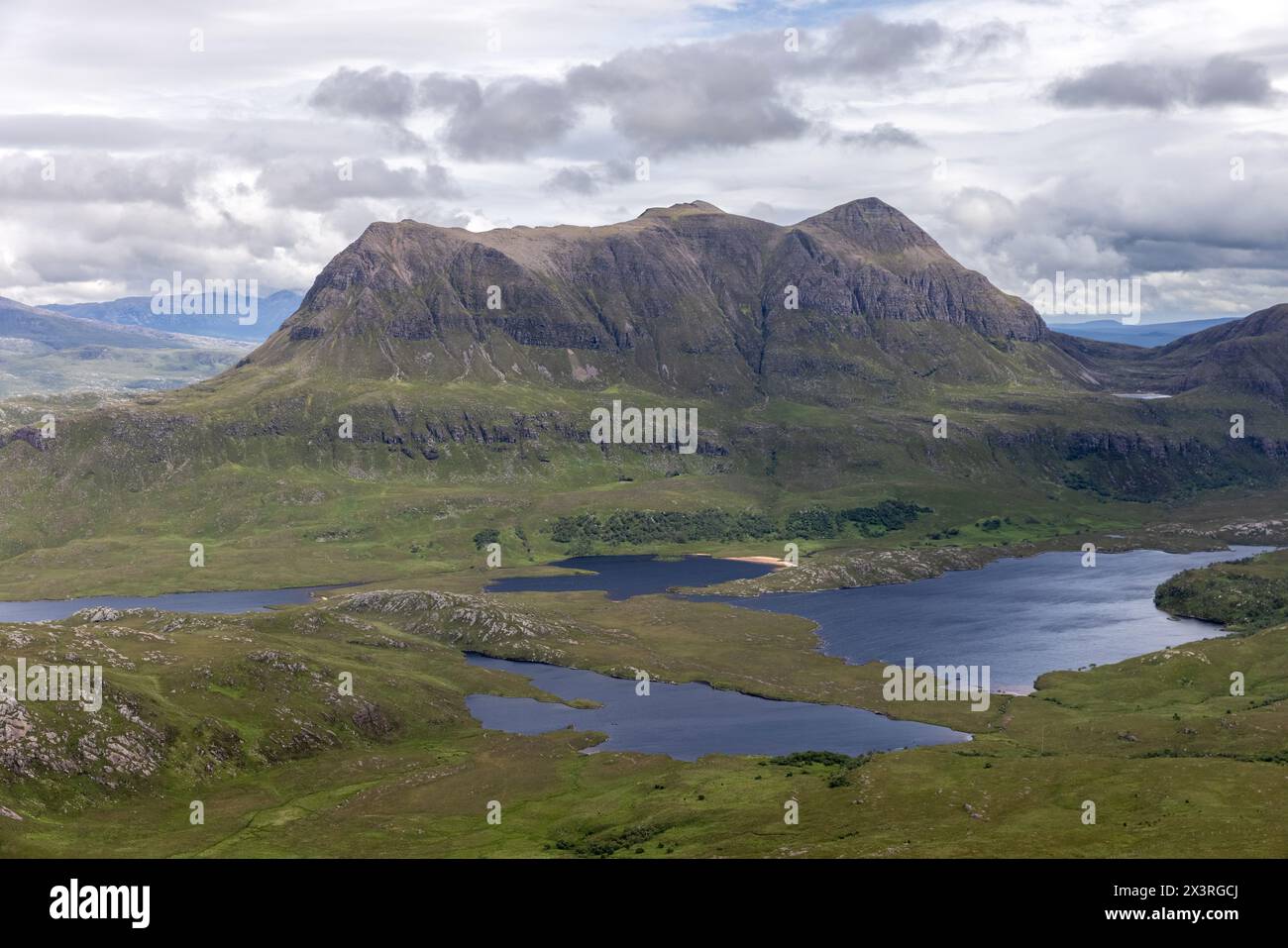 Cul Mor à Inverpolly, Sutherland, Écosse, avec Loch an Doire Dhuibh, Lochan Gainmeach et Loch Lon na h-Uamha au premier plan Banque D'Images