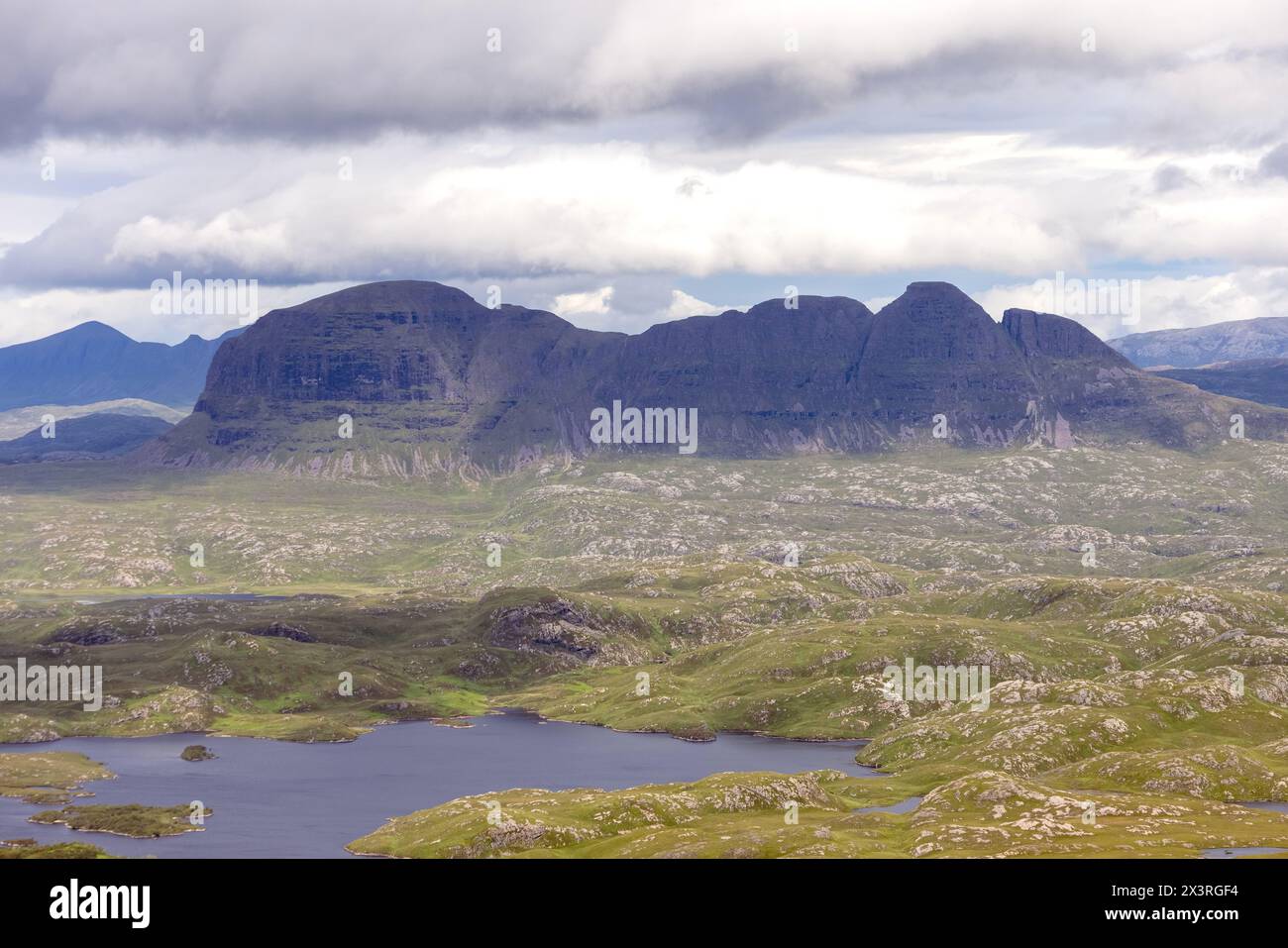 Suilven, avec Loch Sionasgaig au premier plan Banque D'Images