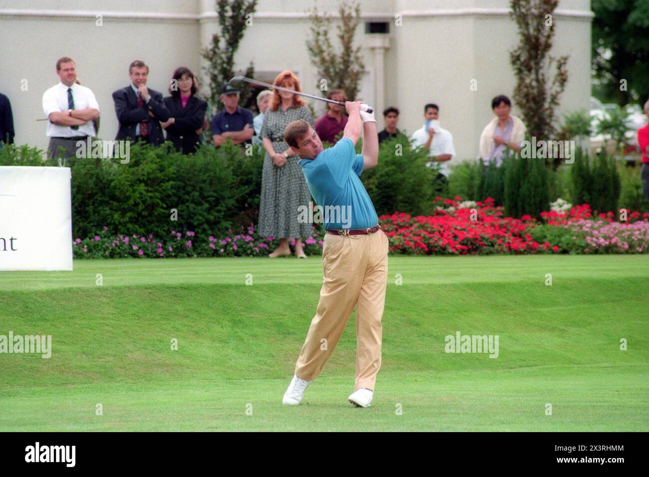 Prince Andrew, Duc d'York, photographié au tournoi de golf Pro-Am pour aider à la maladie du motoneurone au club de golf de Wentworth le 8 août 1994 Banque D'Images