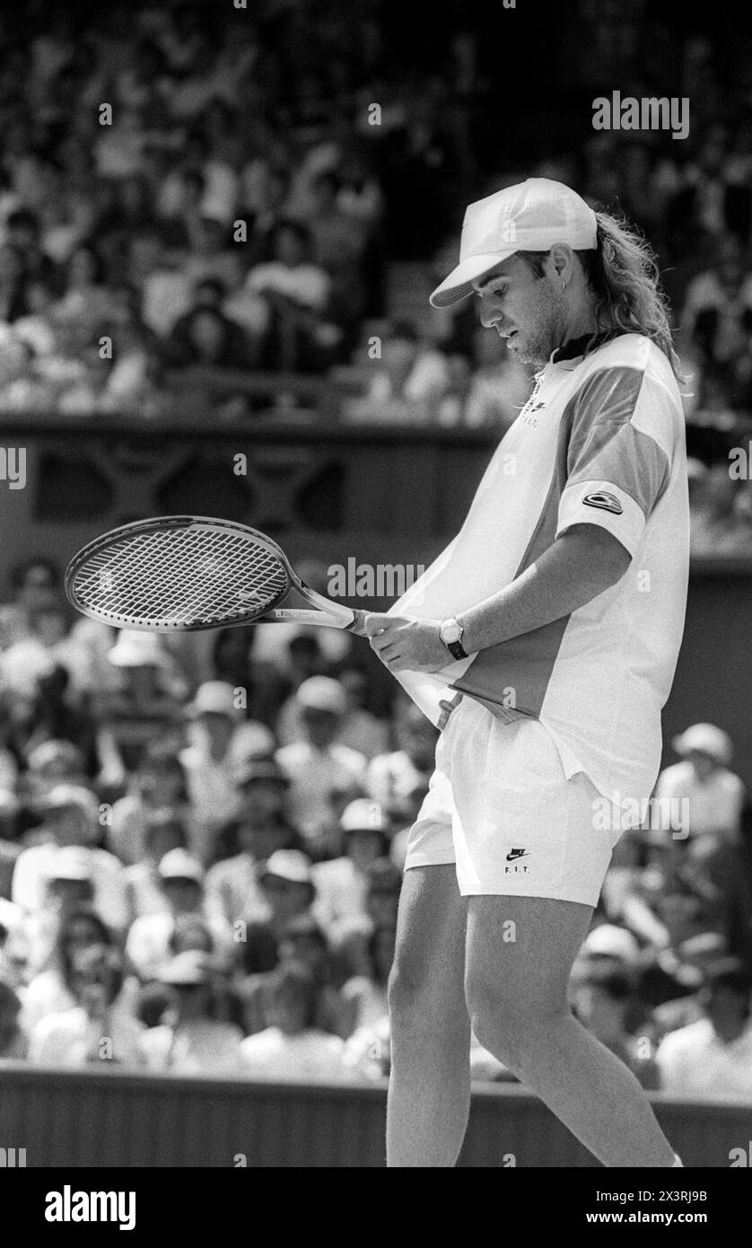 André Agassi joue sur le court central au tournoi de tennis de Wimbledon en 1993 Banque D'Images