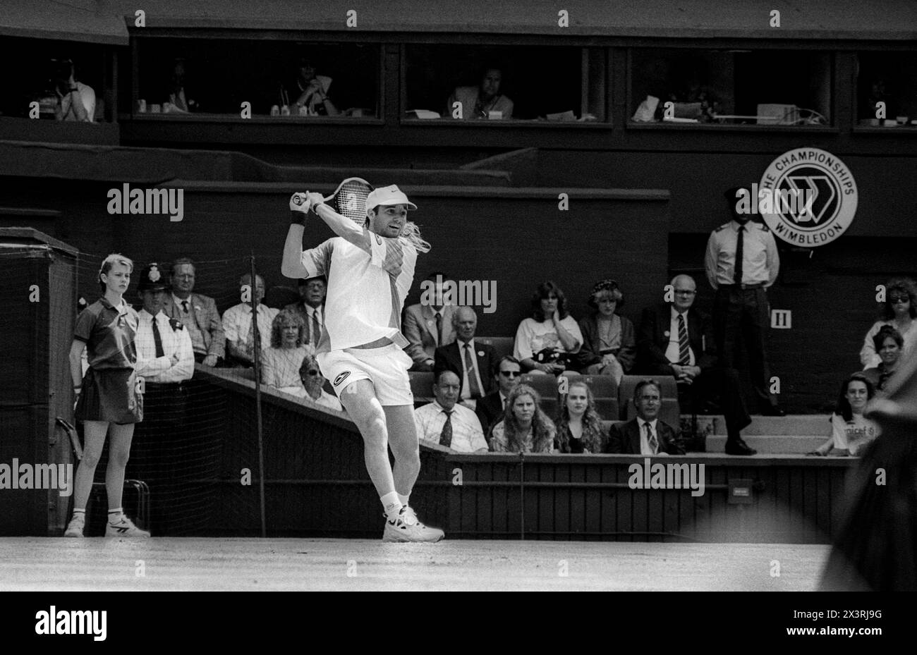 André Agassi joue sur le court central au tournoi de tennis de Wimbledon en 1993 Banque D'Images